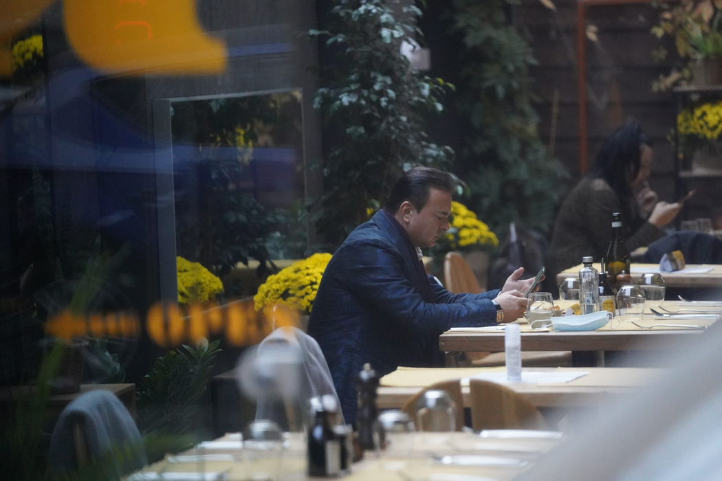 William Brânză s-a destins la un restaurant din Capitală, dar nu a uitat de telefonul pe care l-a "butonat" des