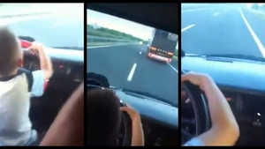 VIDEO incredibil. Un rrom de nici 8 ani conduce singur o mașină, lângă Sibiu! Viteza este amețitoare, iar adulții îl încurajează