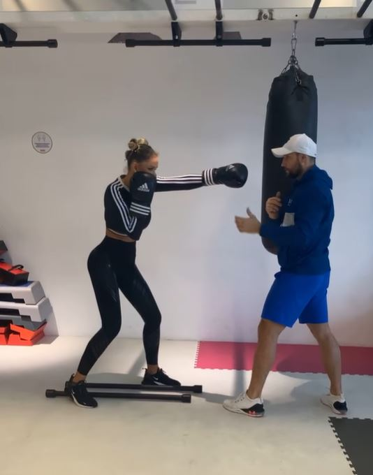 Bianca Drăgușanu, “la vânătoarea” bradului perfect de Crăciun: “Este în mare trend să ai brazi artificiali”. Ce culoare își dorește fiica ei să aibă pomul | FOTO