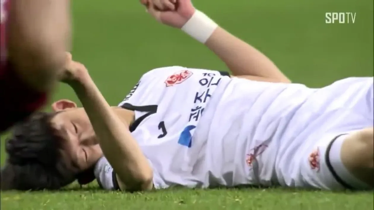 Accidentare horror la un meci de fotbal! A căzut în cap și a rămas inert! VIDEO