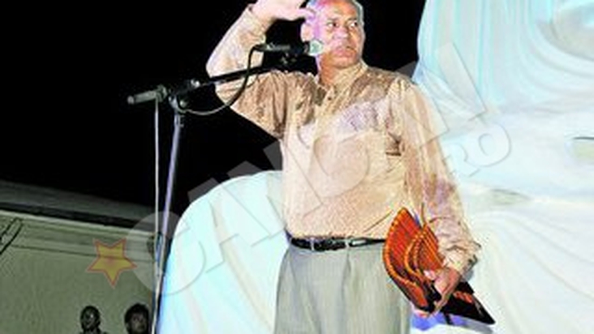 Gheorghe Zamfir spune ca e mai tare decat Elvis si Beatles! Mai mult s-a laudat decat a cantat!