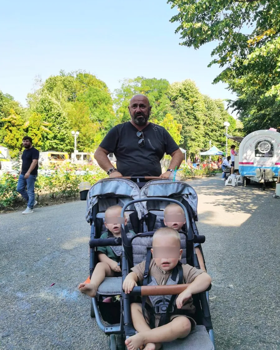 Cătălin Scărlătescu s-a fotografiat cu o pereche de tripleți / sursă foto: Facebook