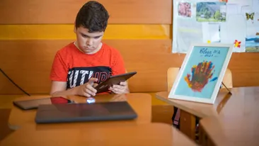 Povestea emoționantă a lui Robert, un băiețel de 10 ani din Prahova. Nu știa să scrie și să citescă, iar acum compune poezii