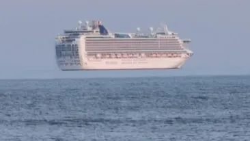 Un vas de croazieră, fotografiat “plutind pe cer”, deasupra mării. Nu e trucaj, avem explicațiile specialiștilor