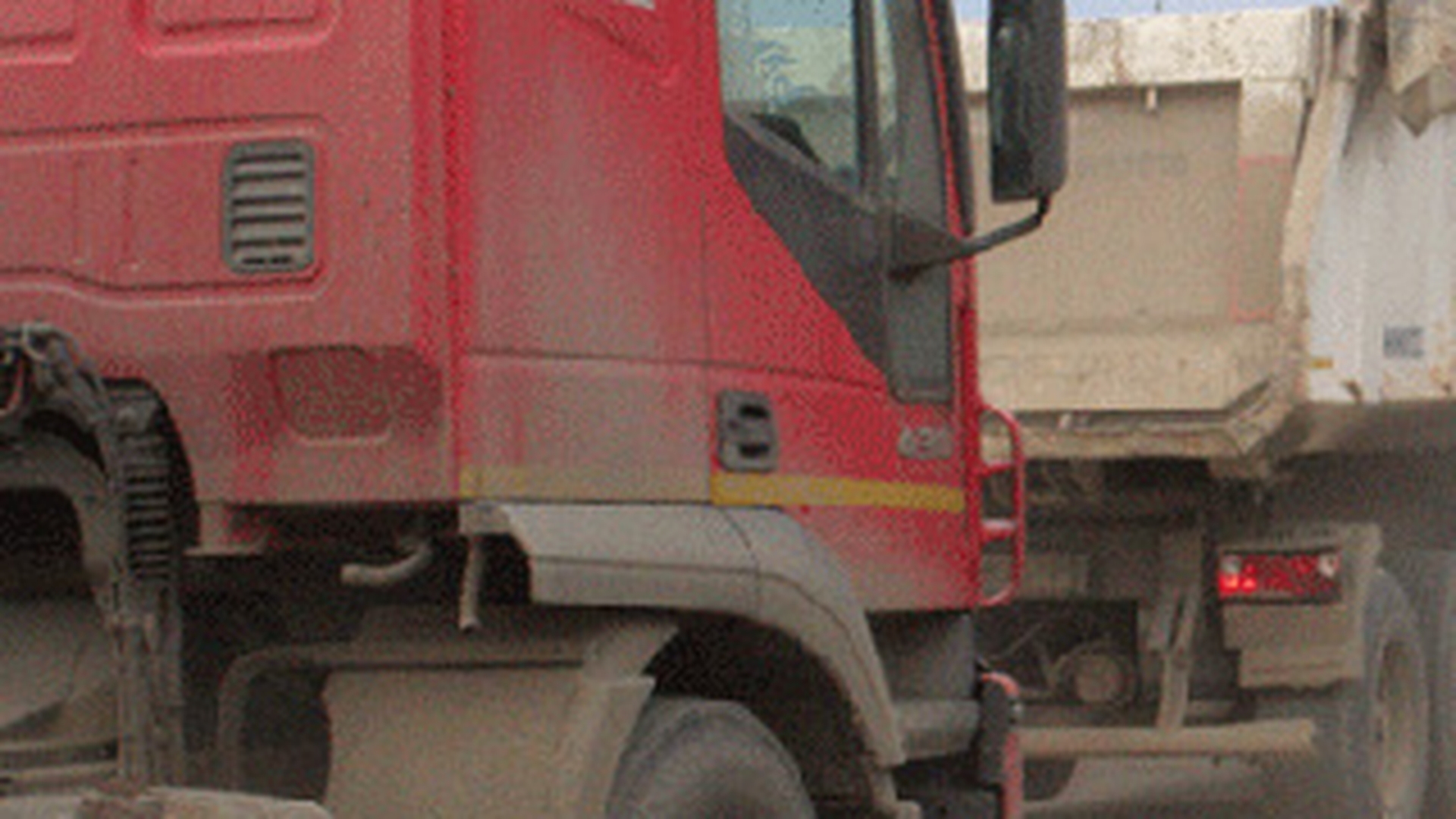 Un camion romanesc a intrat intr-o casa din Ungaria! Soferul este la spital, in stare grava!