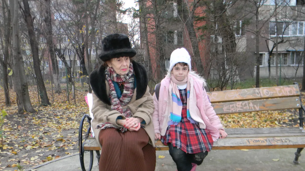 Cea mai bătrână mamă din România a hotărât ce facultăţi va urma fiica ei, Eliza! Vezi ce fac de Crăciun cele două!