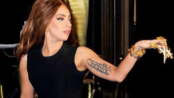 A comis-o! I-a iesit sfarcul din bluza si ea nu a simtit! Ce a facut Lady Gaga imediat ce si-a dat seama de greseala!