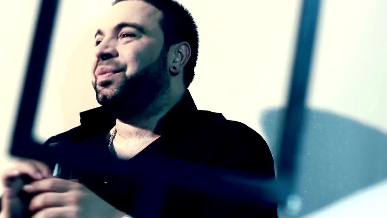 Florin Salam are un nou look! Nu renunta la blonda lui preferata, dar si-a pus cercel in ureche!