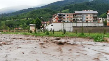 Inundații grave în Hunedoara. 400 de gospodării sunt afectate de ploile torențiale, iar 240 de oameni au fost evacuați din case