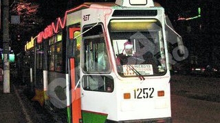 Un tramvai impodobit pentru sarbatori circula in Galati. Mos Craciun este vatman!