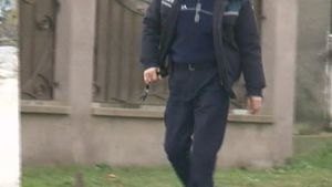 Un poliţist din Buzău, înregistrat în timp ce agresează un adolescent: „Băi, p***a mă-tii. Te joc în picioare, nesimţitule!” Ce făcuse minorul