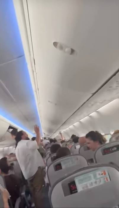 Pasagerii unui avion care trebuia să zboare în Antalya au trecut prin clipe grele. Blocați pe pistă, la 56 grade Celsius