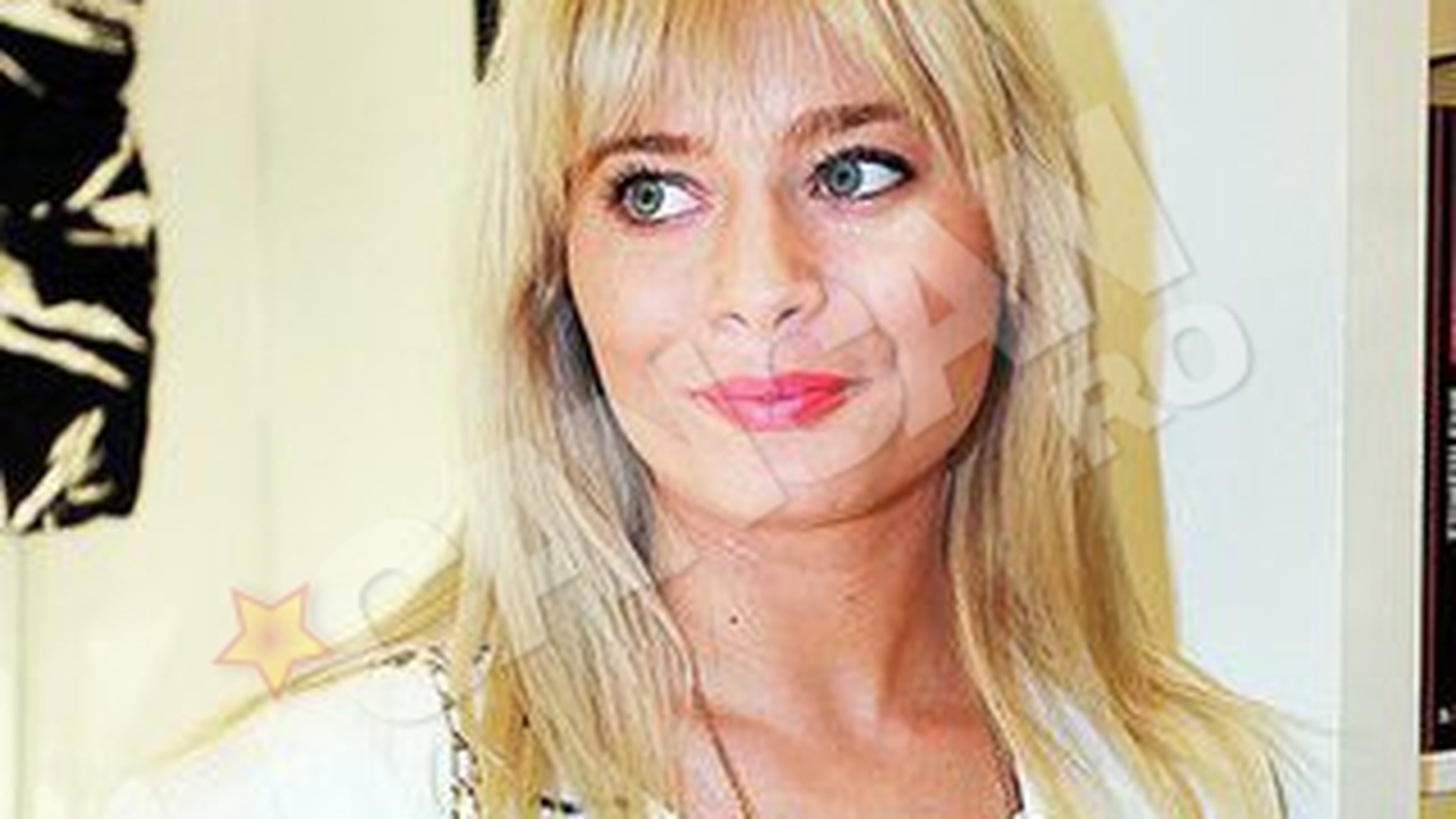 Laura Cosoi, reuniune de clasa in rochia de acum 10 ani. A fost insotita de bunica!