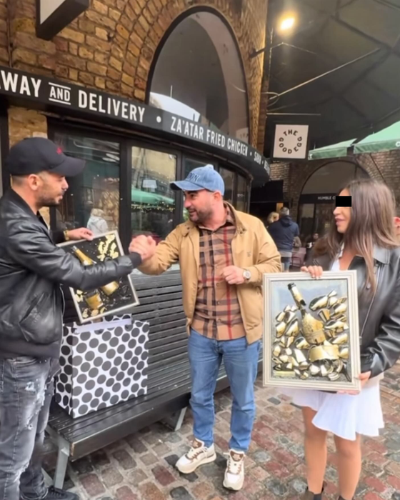 Johnny i-a oferit lui Pescobar două tablouri făcute de el/ Sursa foto: Instagram