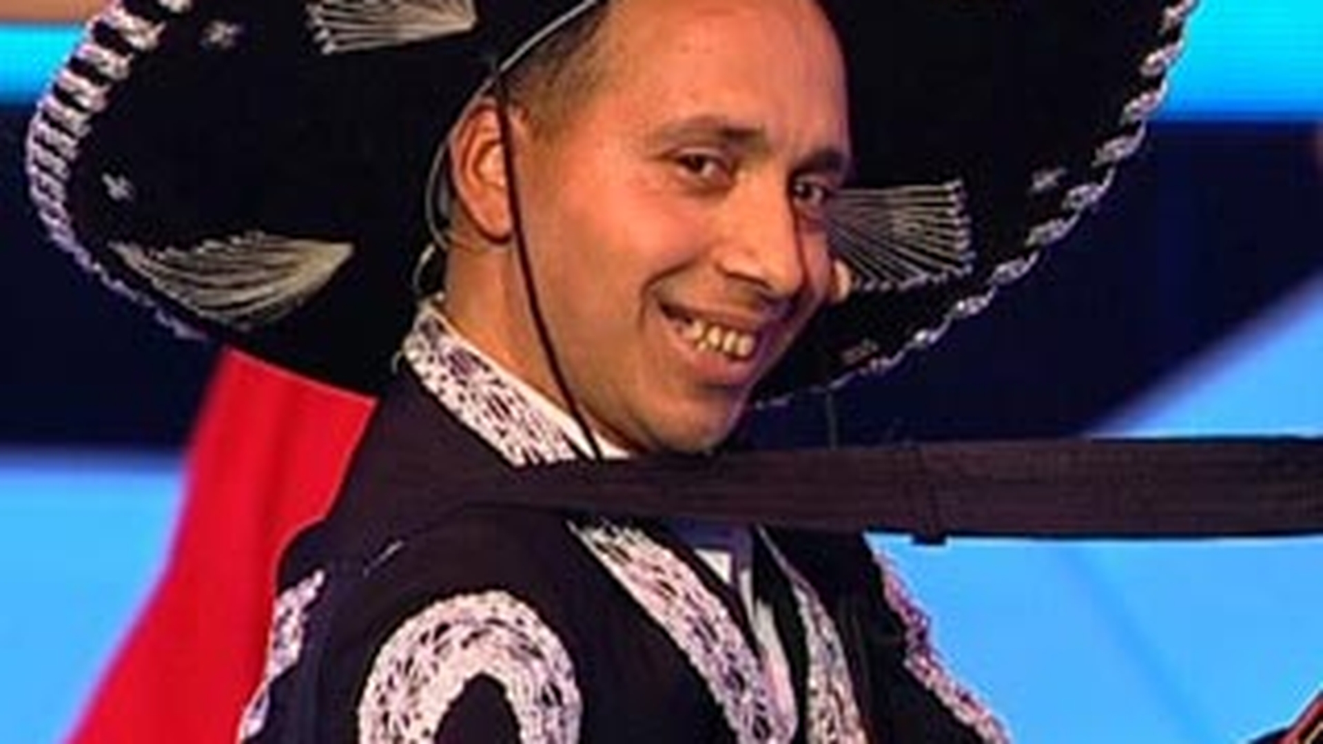 VIDEO La un suc cu Gigel Frone! "Cant de la 6 ani, prietenii ma comparau cu Demis Roussos! Mi-ar placea sa cant cu Andra" - Vezi cum a facut istorie la "Romanii au Talent" cu "returnela" Americano