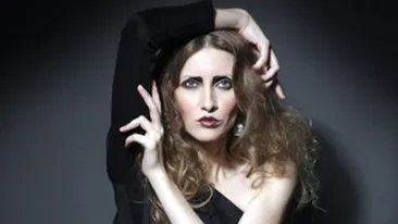 Iulia Albu, prima coperta animata cu Robert Pattinson!