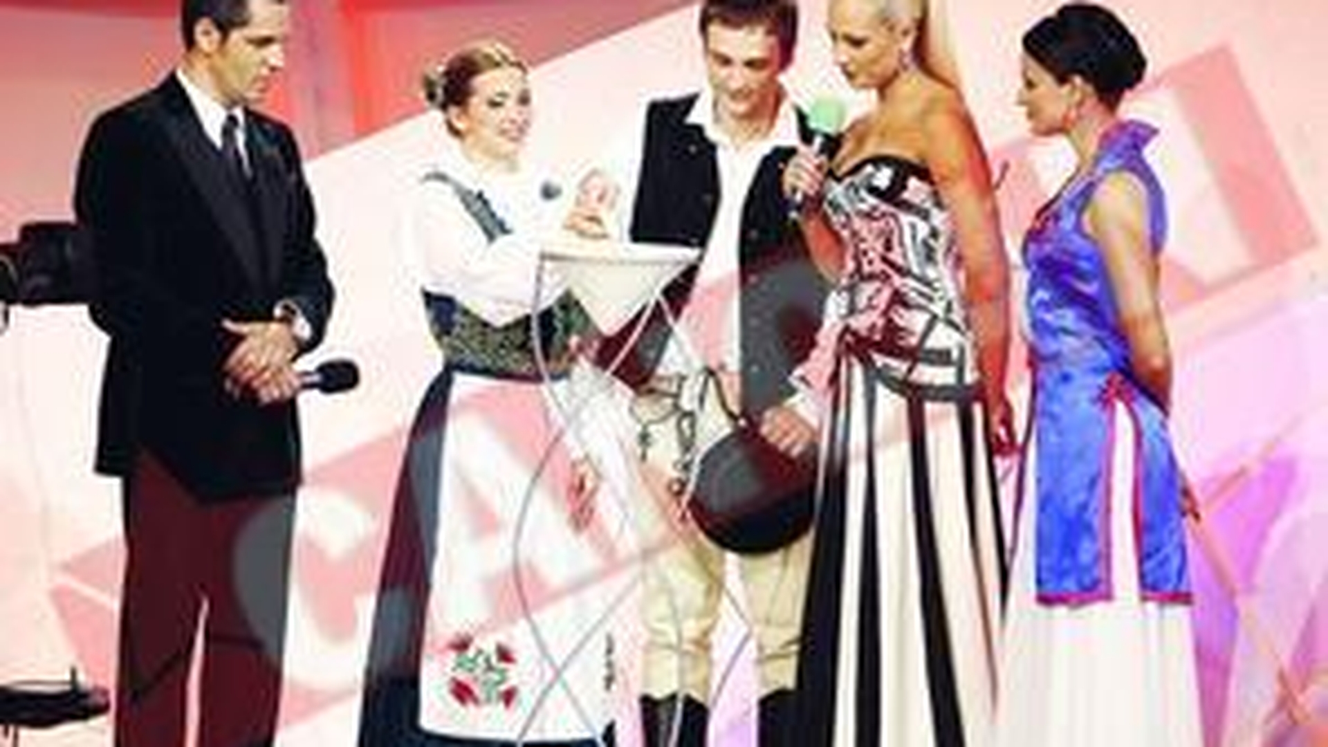Iulia Vantur si Stefan Banica Jr. dau startul cu Bollywood