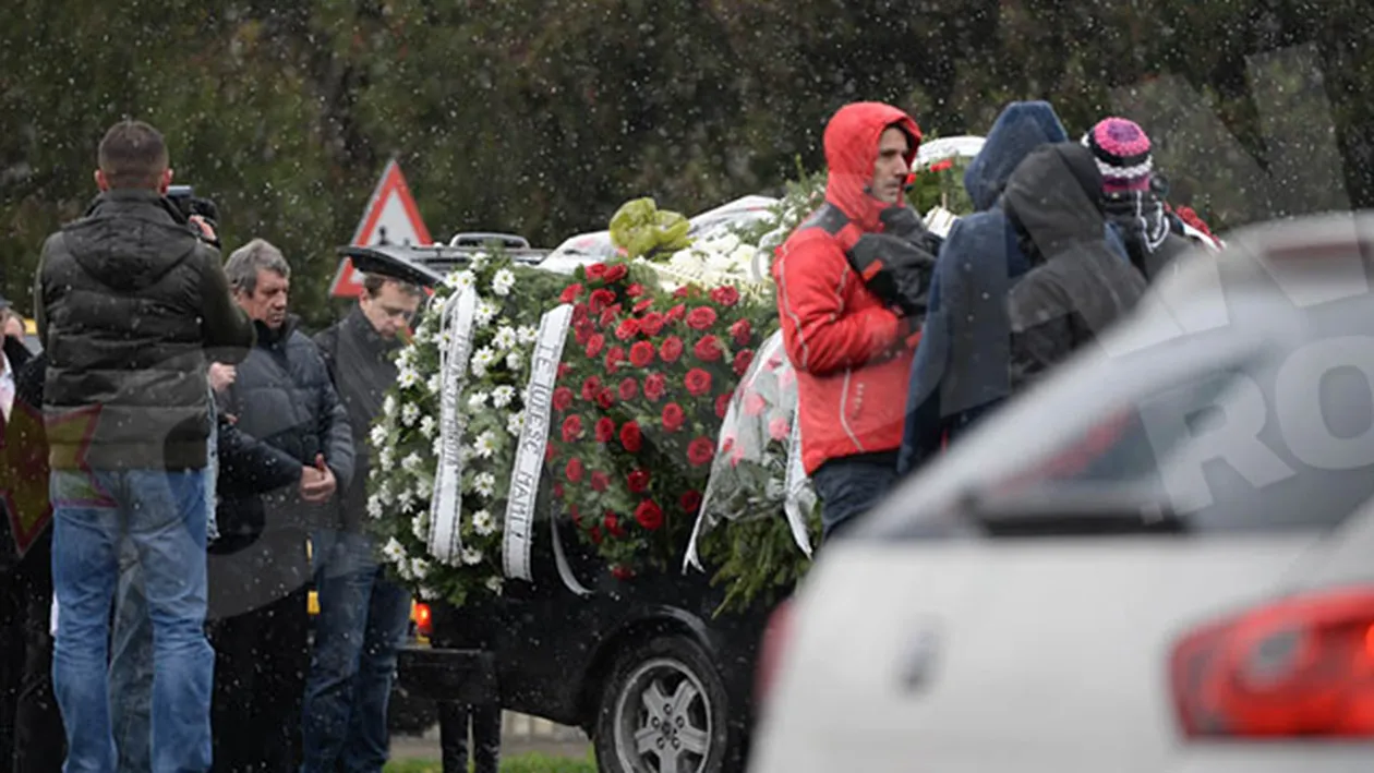 Rita Muresan, transfigurata de durere la capataiul mamei ei! Creatoarea de moda a condus-o azi pe ultimul drum