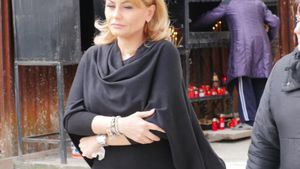 EMILIA GHINESCU, la priveghiul ILENEI CIUCULETE! Ce mesaj scrie pe coroana de flori pe care i-a adus-o
