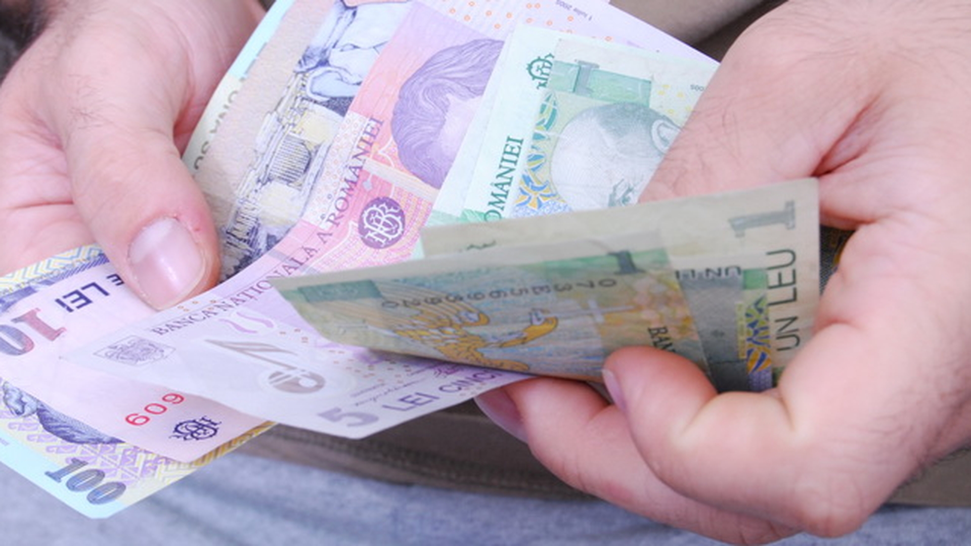 Cum te taxeaza banca doar daca bagi cardul in bancomat! Lista comisioanelor pe care le platesti fara sa vrei!