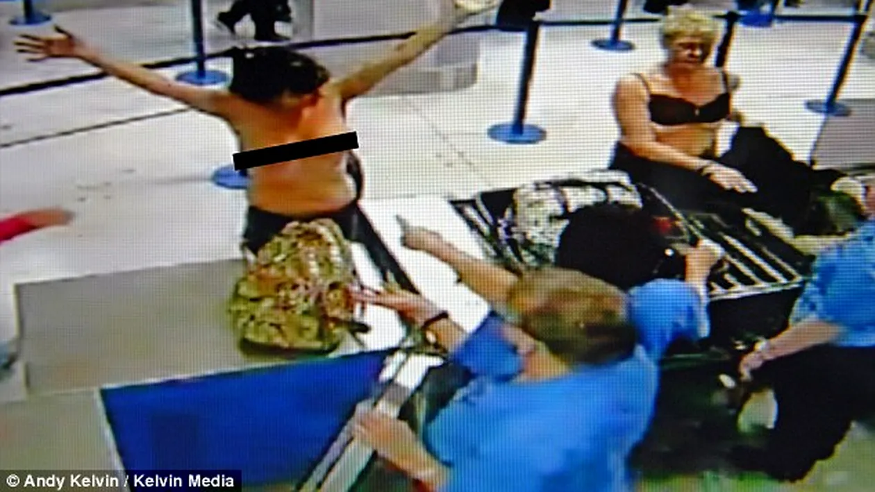 VIDEO SOCANT. Ce au facut aceste femei in aeroport. Ne-au cerut sa ne scoatem toate hainele si...
