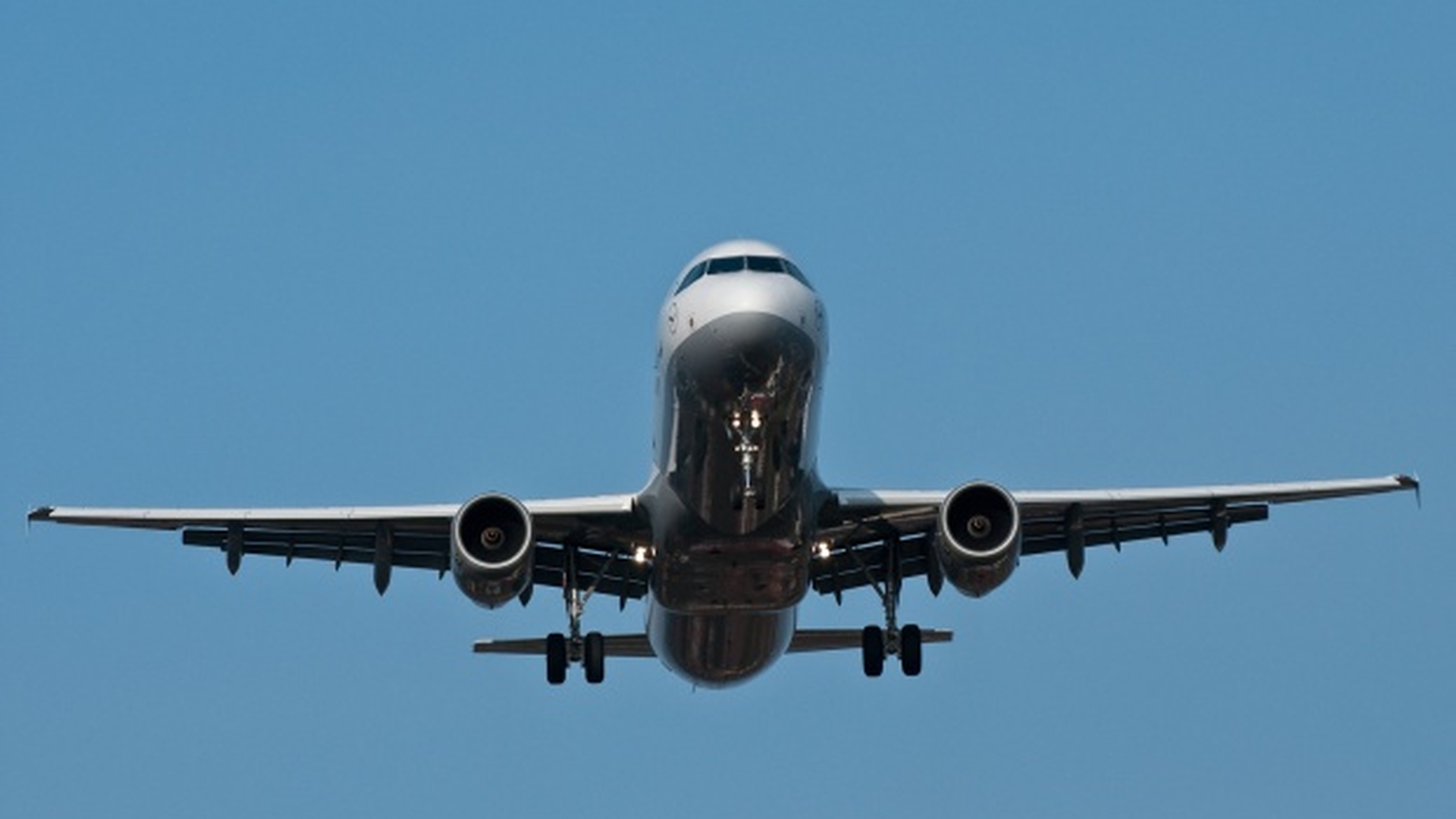 Aterizare de urgență pe Aeroportul Otopeni! Pasager suspectat de o boală infecțioasă gravă