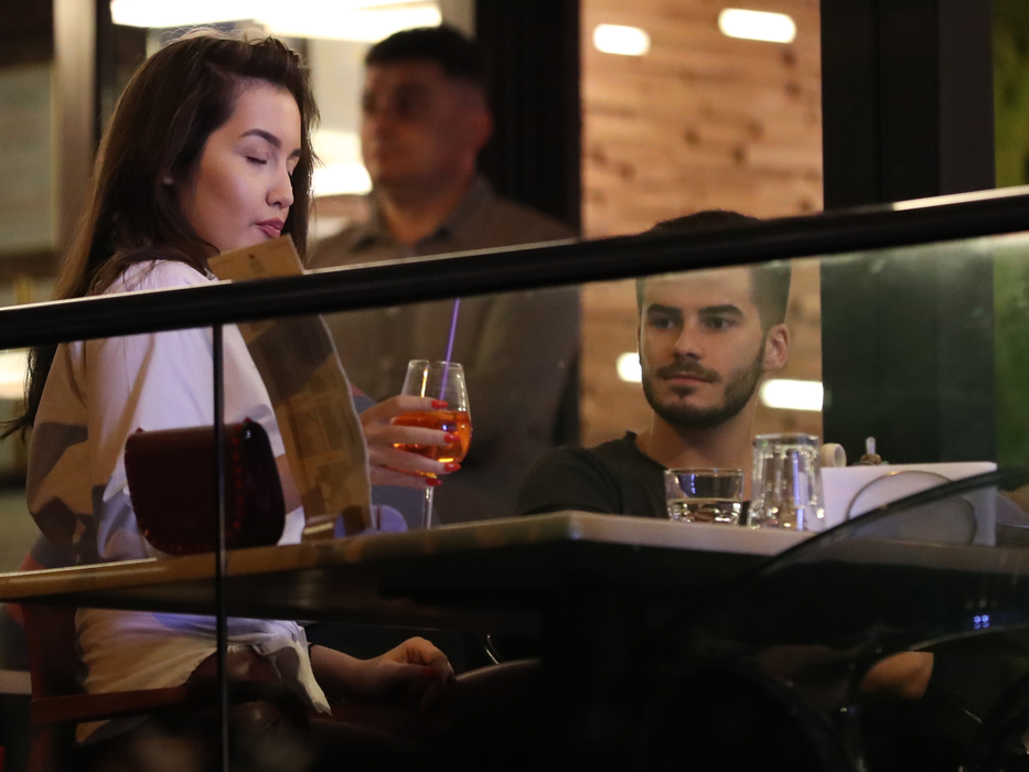 Maria Ale a ieşit în oraş în compania unui tânăr, după ce l-a „tradus“ pe „vânătorul de vedete“ şi s-au despărţit