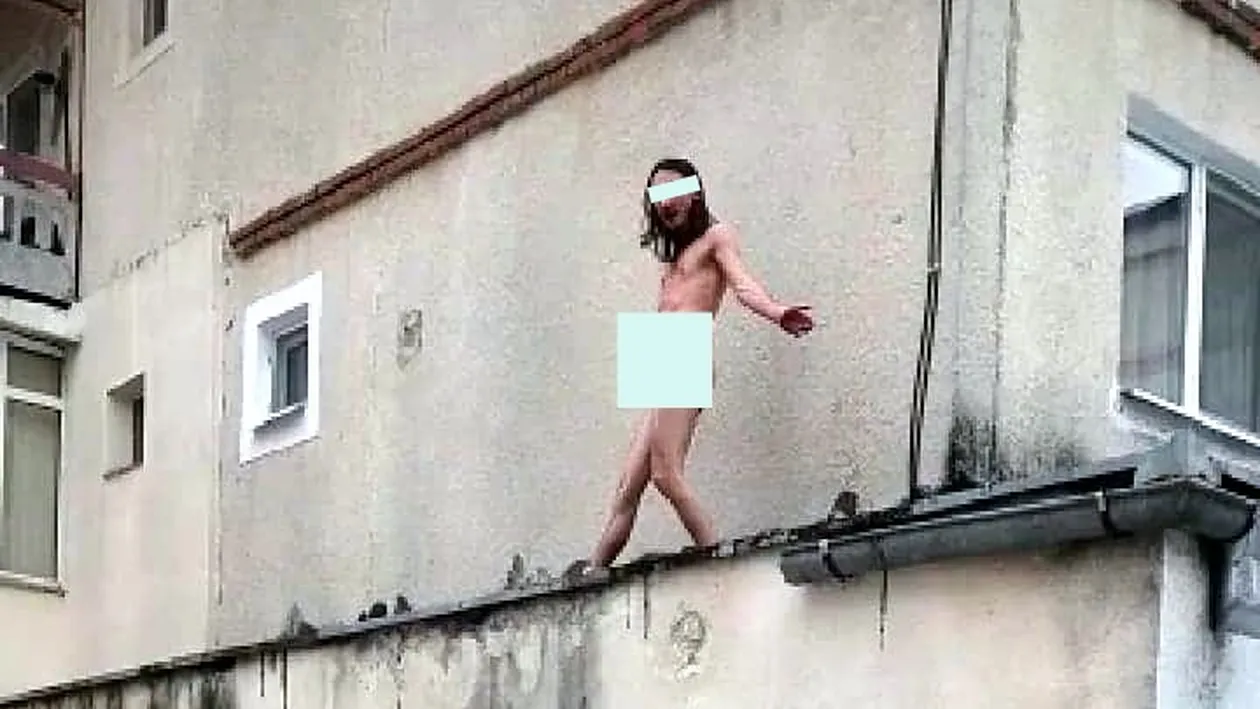 A luat-o razna! Un bărbat din Câmpulung s-a dezbrăcat complet, a ieșit pe terasa unul bloc și a început să injure trecătorii