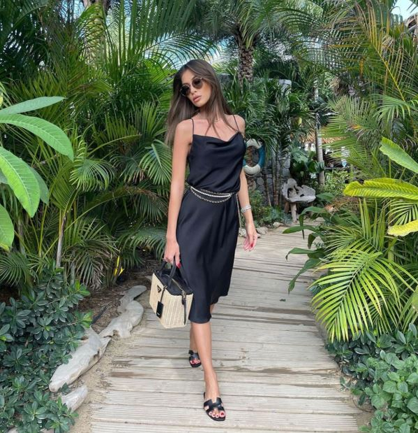 Cristina pozează şugubăţ în faţa plajei "GypSea" din Saint Barth, un local în care anul trecut s-au întâmplat multe…