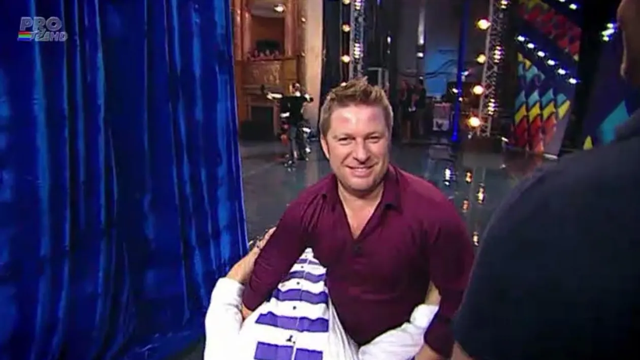 Lui Pavel Bartos i s-au rupt pantalonii in fund la Romanii au talent! Reactia lui Smiley este de milioane