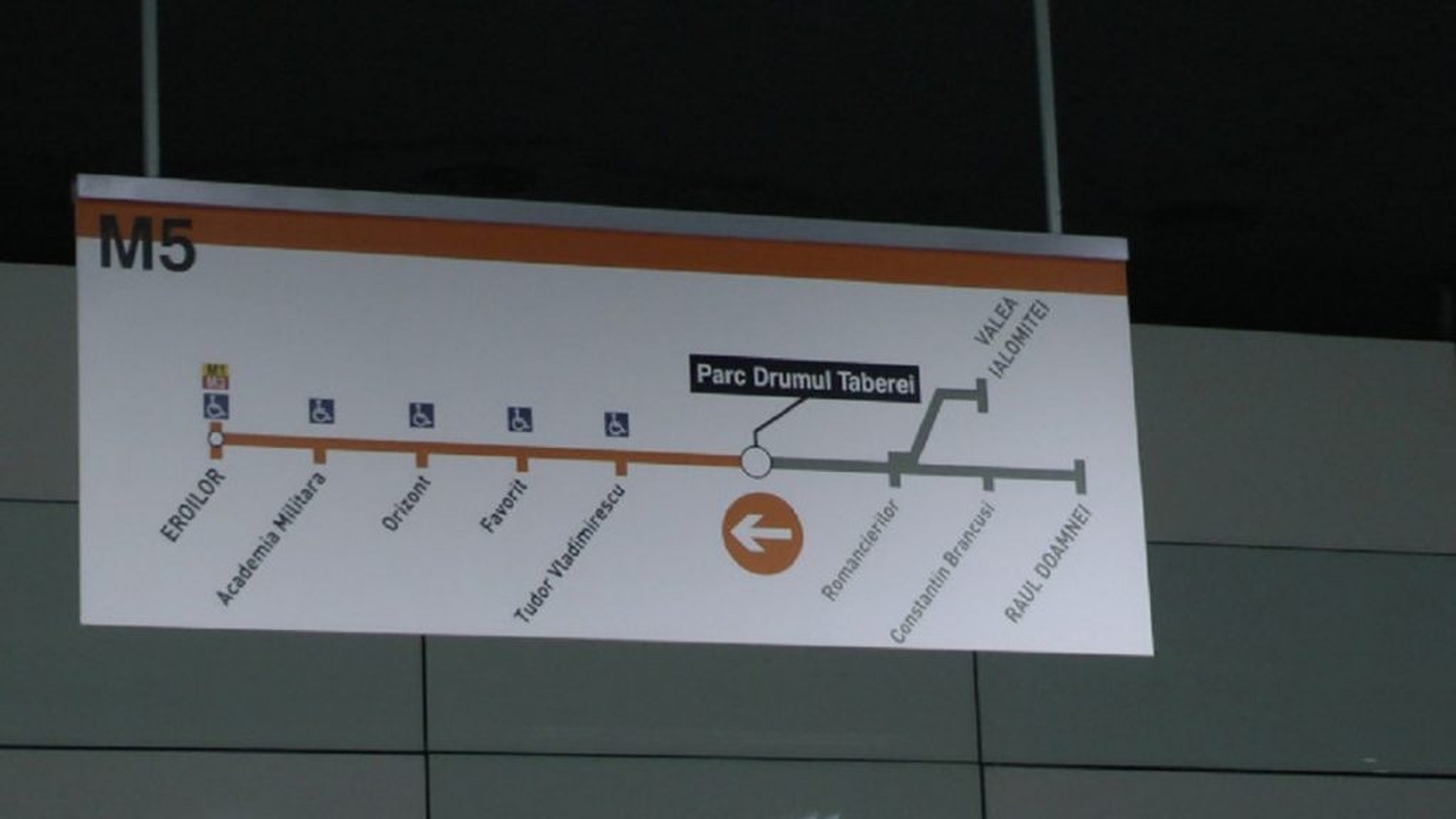 Nereguli la metroul din Drumul Taberei, care de-abia s-a deschis. Un jurnalist de 1,98 metri s-a fotografiat într-o stație, iar ce a urmat e de-a dreptul incredibil: „Jur că...”