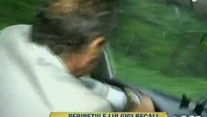 Gigi Becali, asa cum nu l-ai vazut niciodata! Uite cum conduce pe teren accidentat si cum merge prin noroi in costum!"
