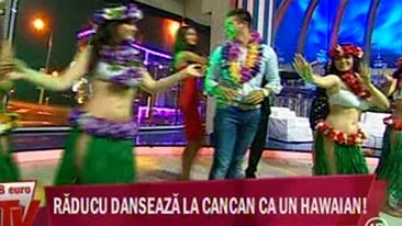 VIDEO Asa tata, asa fiu! Raducu Mazare a invatat sa danseze hula de la cateva dansatoare hawaiiene super sexy!