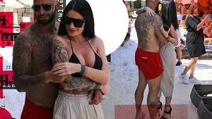 Cum a combinat Giani Kiriță o brunetă tatuată la un party cu spumă, la piscină