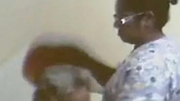 VIDEO INUMAN O batrana de 91 de ani, chinuita si umilita de o asistenta medicala!