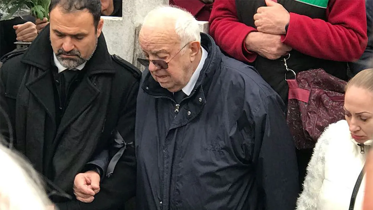 Deşi are probleme de sănătate, Alexandru Arşinel a venit primul la parastasul Stelei Popescu! Actorul, împietrit de durere la slujba de comemorare 