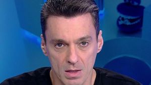 Mircea Badea a făcut accident, în drum spre emisiune! Ce s-a întâmplat cu maşina: “E lovită, înjunghiată”