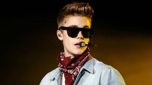 Politistii au avut un SOC IMENS cand au intrat in avionul lui Justin Bieber! Pilotul a zburat cu masca de gaze pe fata