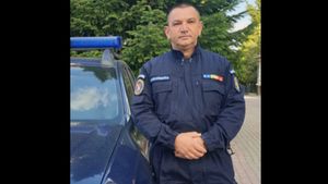 El este polițistul-erou care a salvat trei oameni dintr-un autoturism cuprins de flăcări! Marian se afla în timpul liber, dar a intervenit imediat