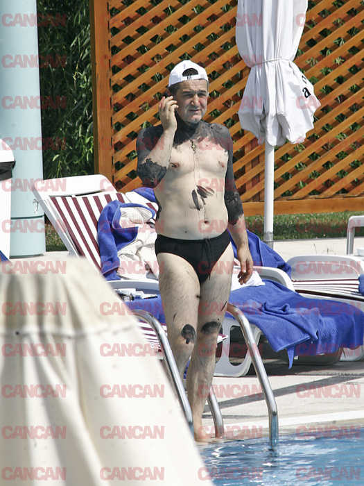 Gigi Becali, pe marginea piscinei discută la telefon