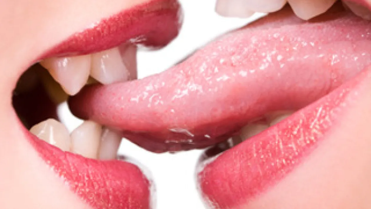 Scandal in lumea sportiva din Romania! O handbalista este acuzata de lesbianism de sotul ei! Ea ar avea o relatie cu o colega