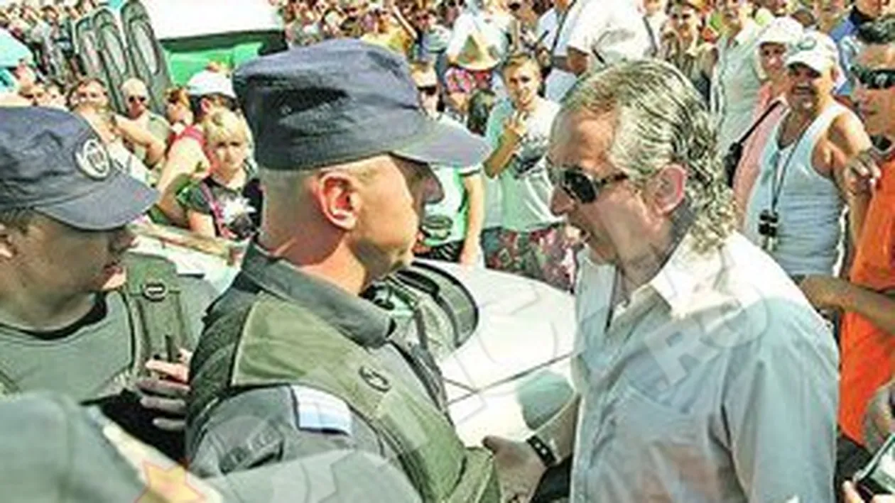 Cozma, scos de jandarmi de pe faleza