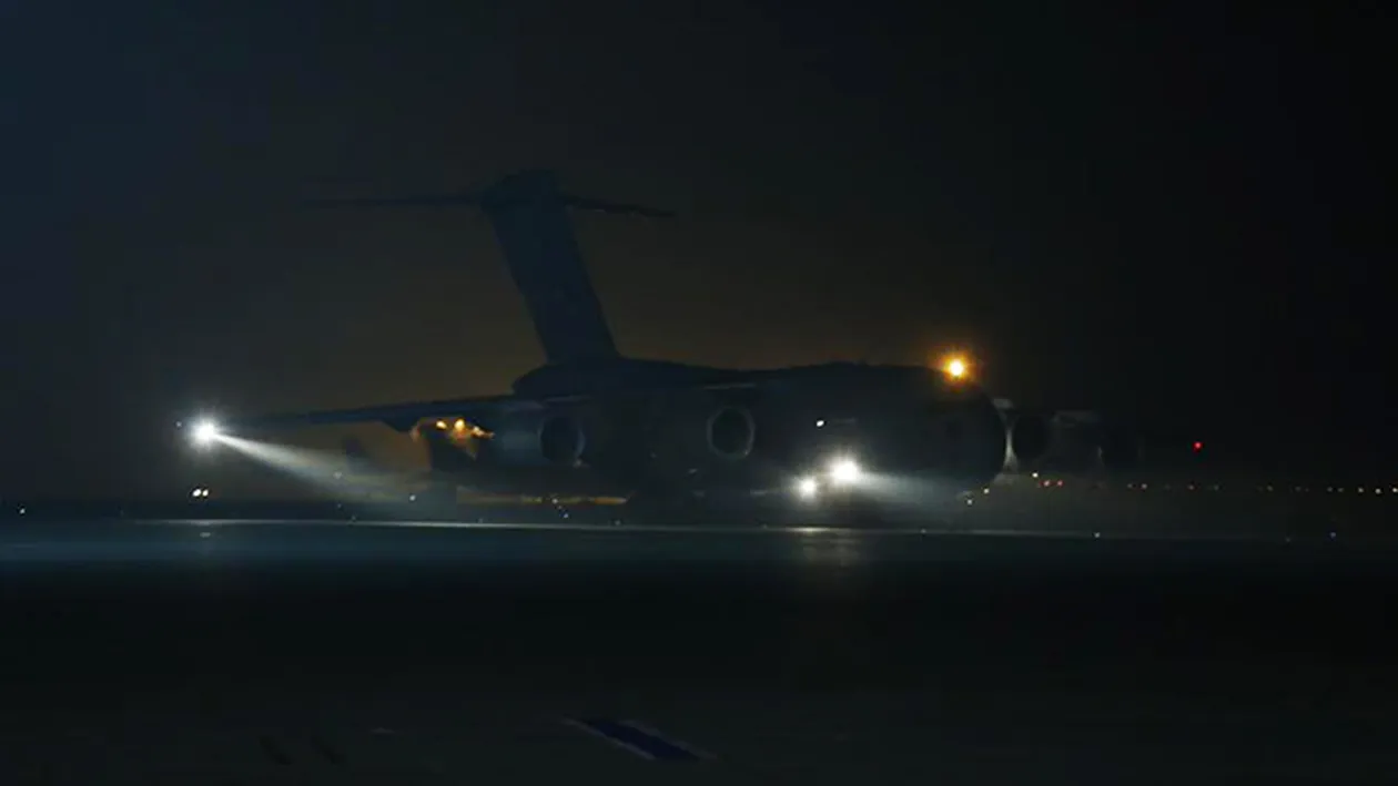 FOTO spectaculoase! Cum arata aeronava Hercules care transporta ranitii in strainatate!