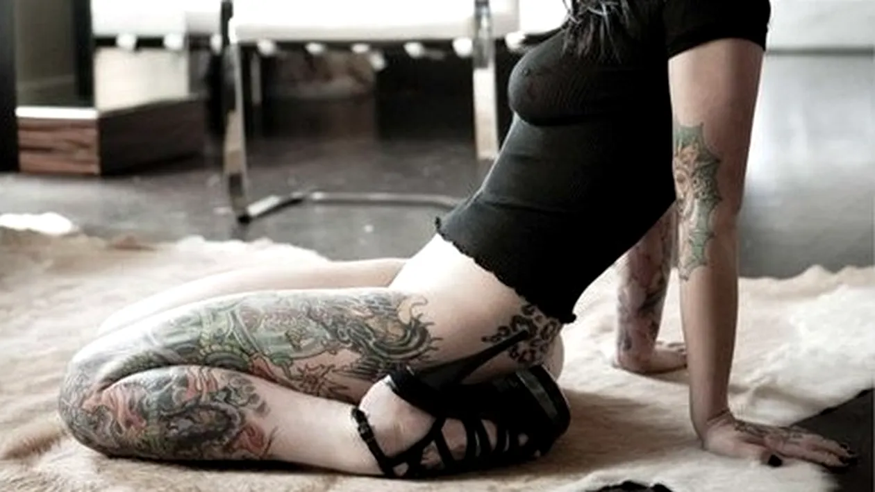 Vara asta se poarta tatuajele! Vezi cum arata cele mai sexy femei pictate pe tot corpul!