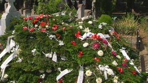 S-a dus vremea coroanelor cu flori la Lugoj! Preot: ”Le-am spus în biserică: plicul cu bani!”