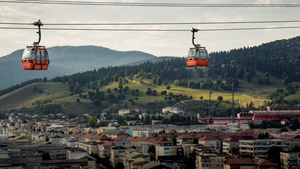 Mai multe persoane au rămas blocate în telegondola din Piatra Neamț! Salvatorii au intervenit cu 2 mașini de stingere și o autoscară