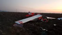 Doi oameni au murit după ce un avion s-a prăbuşit în judeţul Arad