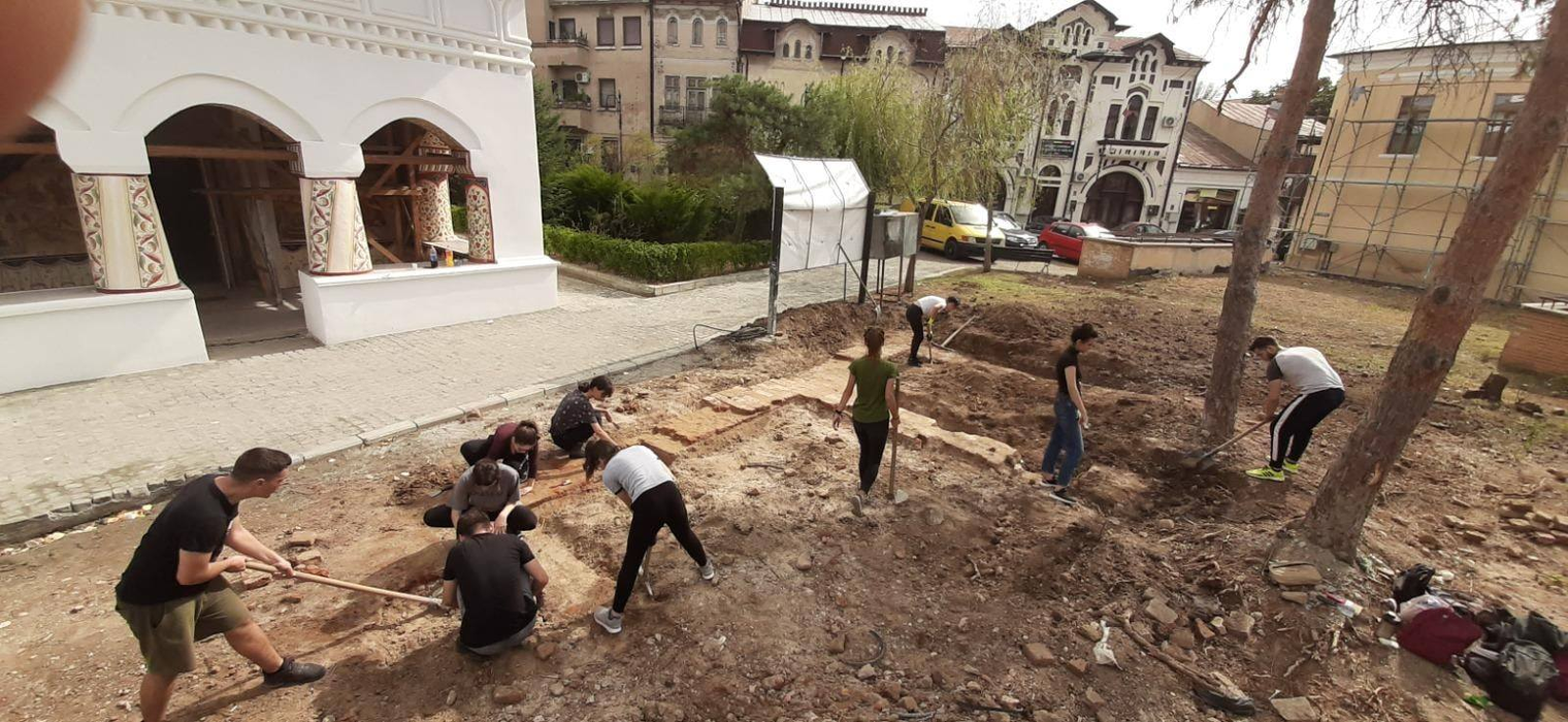 Voluntarii au scos la suprafață ruinele Cazinoului din Slatina