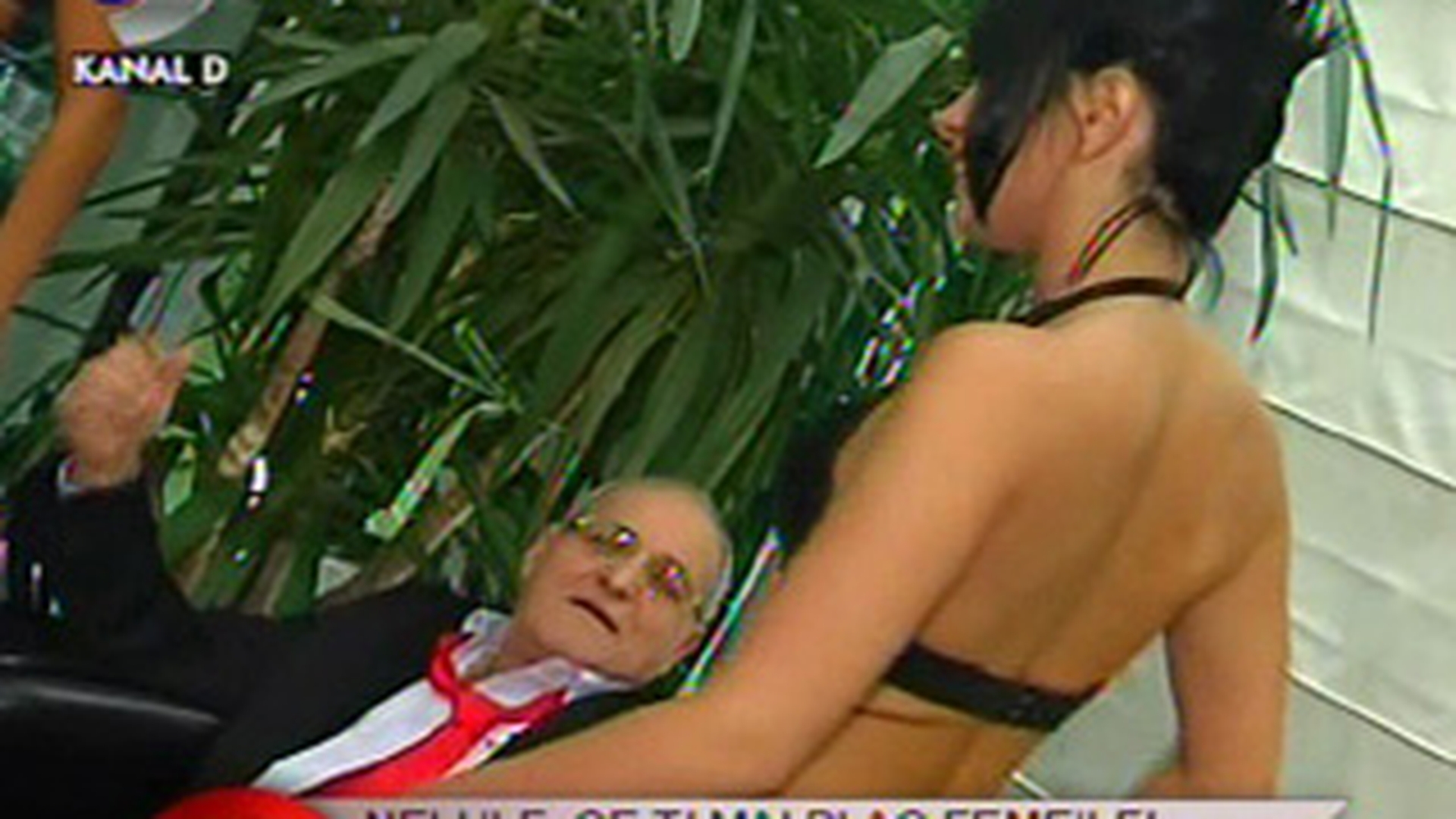 VIDEO Striptease pe muzica si in fata lui Nelu Ploiesteanu! Vezi cum ii danseaza artistului trei fete dezbracate la bara!