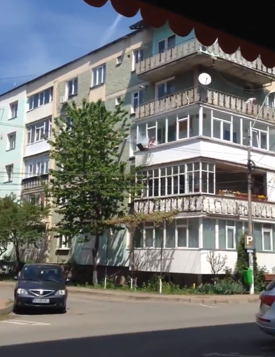 Un bărbat din Piatra Neamț a făcut grătarul pe geam. Sursă foto: Facebook Ciprian Cosma